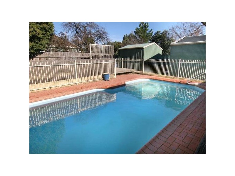 8 Bendigo Crescent, Flora Hill VIC 3550