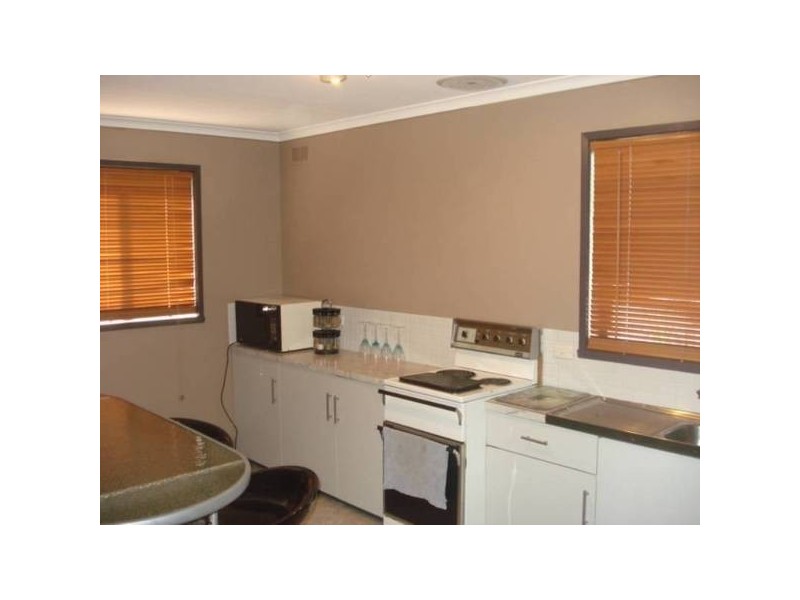 2/2 Nabilla Crescent, Strathdale VIC 3550