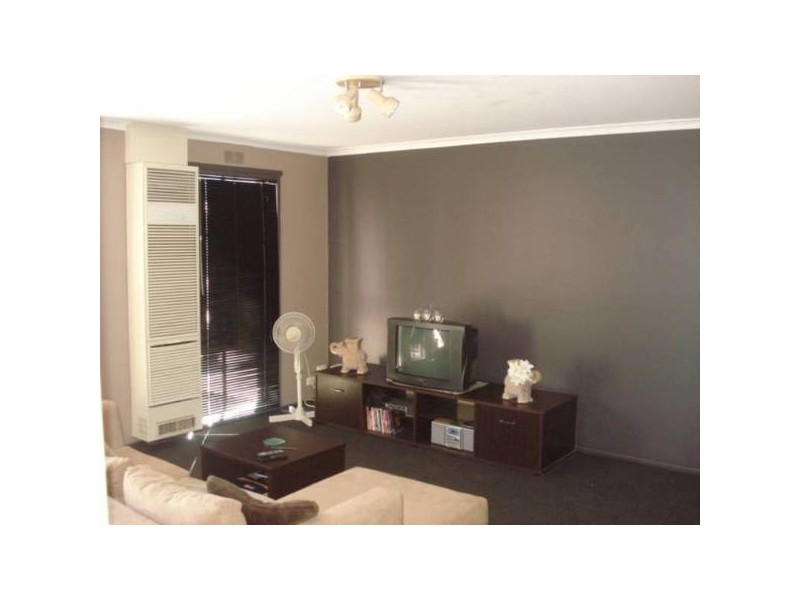 2/2 Nabilla Crescent, Strathdale VIC 3550