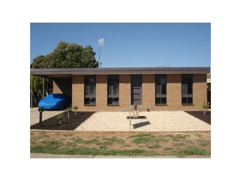 2/2 Nabilla Crescent, Strathdale VIC 3550