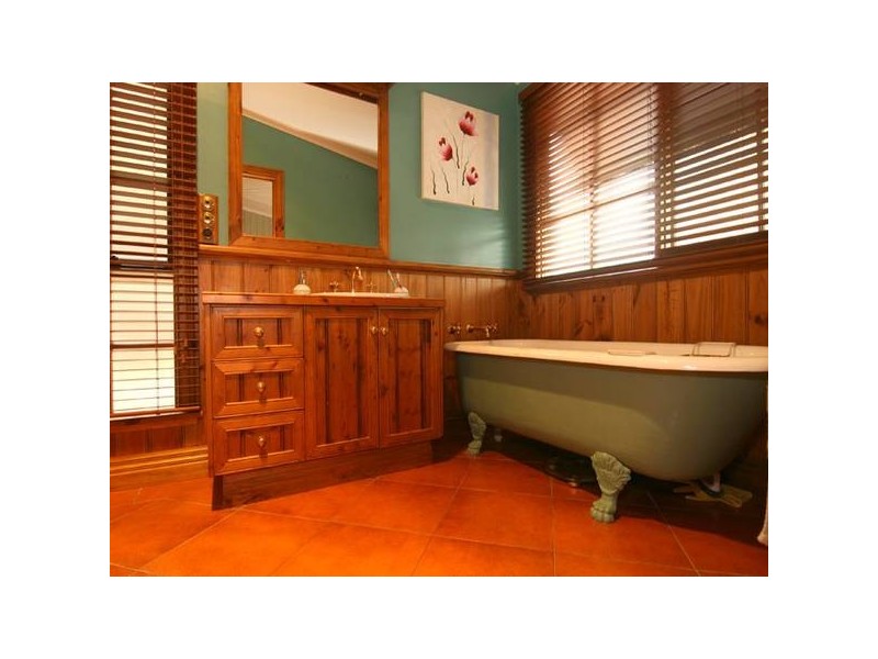 10 Russell St, Quarry Hill VIC 3550