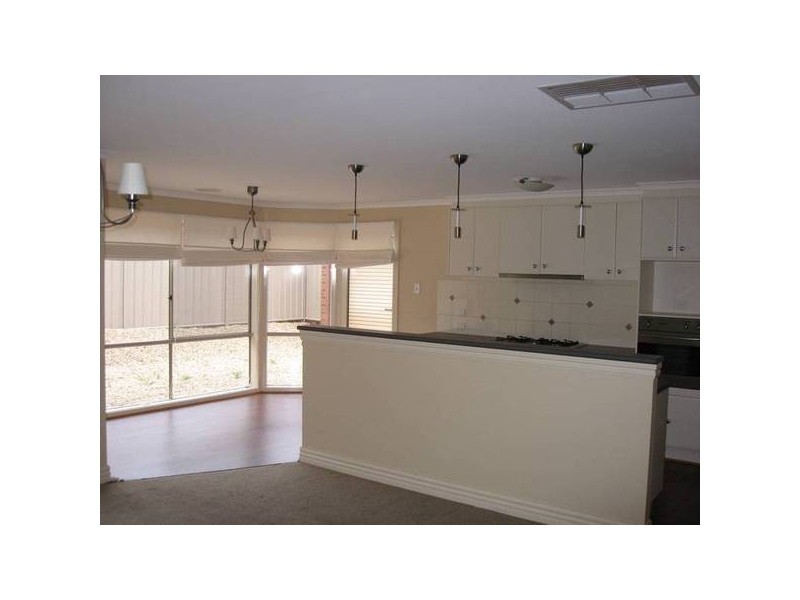 2 Lyndale Court, Flora Hill VIC 3550