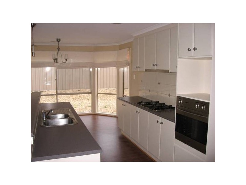 2 Lyndale Court, Flora Hill VIC 3550