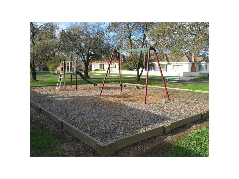 5 Chifley Avenue, Kangaroo Flat VIC 3555