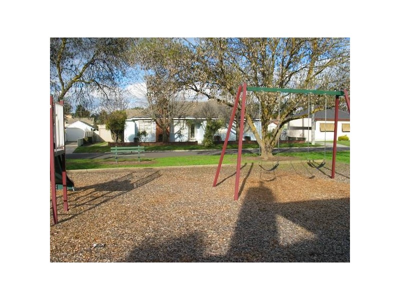 5 Chifley Avenue, Kangaroo Flat VIC 3555