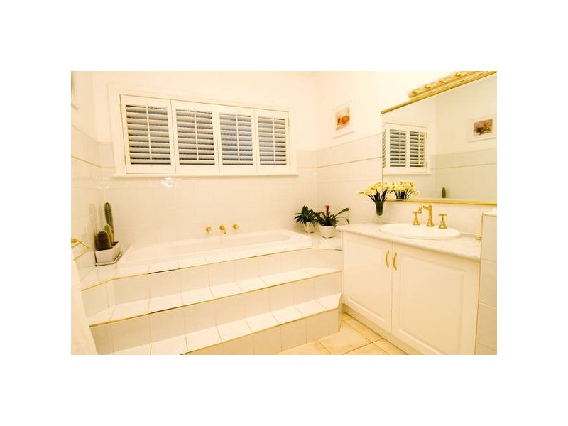 27 Chelsea Boulevard, Strathdale VIC 3550