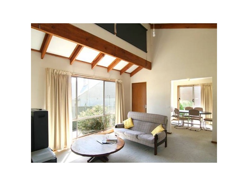 2/13 Thompson Crescent, Kennington VIC 3550