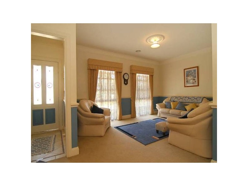 1A Christovic Place, Ascot VIC 3551