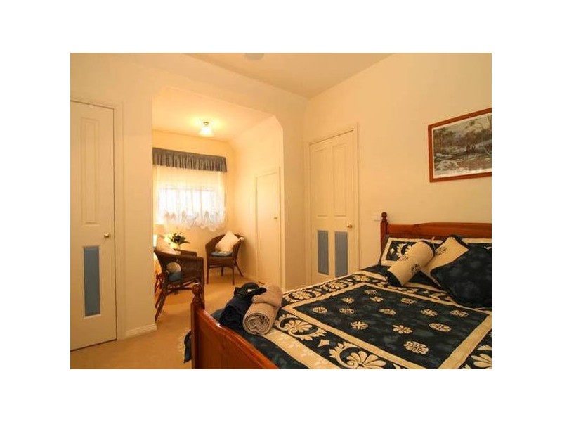 1A Christovic Place, Ascot VIC 3551