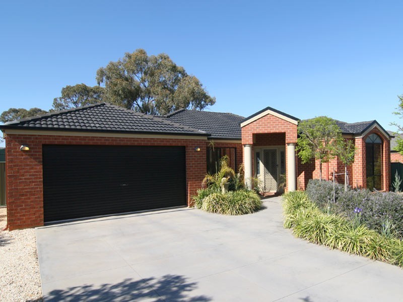 58 Carolyn Way, Maiden Gully VIC 3551