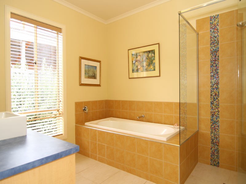 12 Elwood Drive, Strathdale VIC 3550