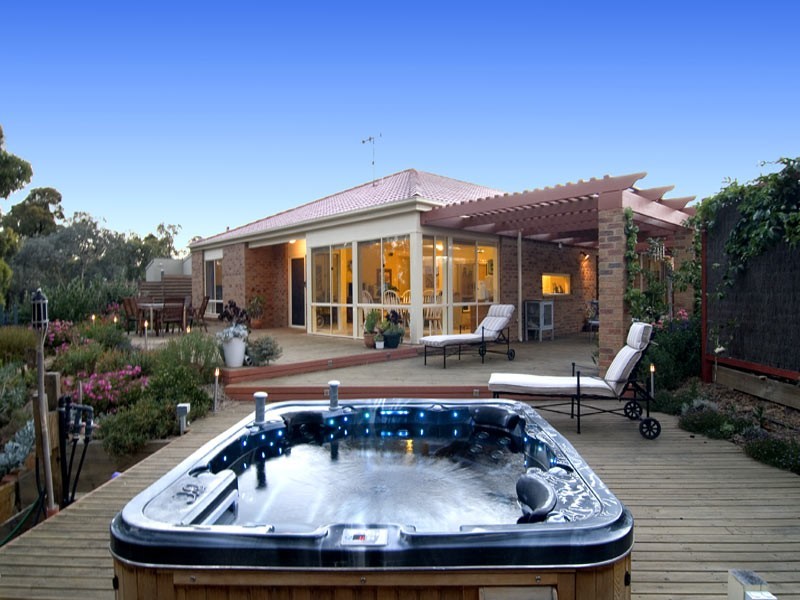 12 Elwood Drive, Strathdale VIC 3550