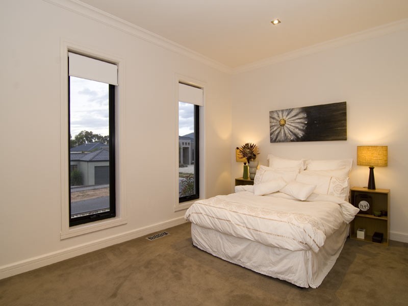 8 Isabella Grove, Strathdale VIC 3550