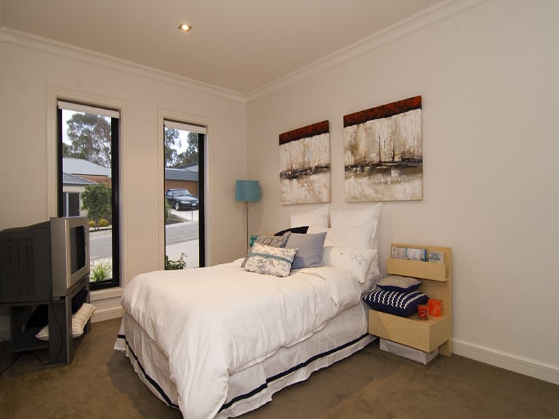 8 Isabella Grove, Strathdale VIC 3550