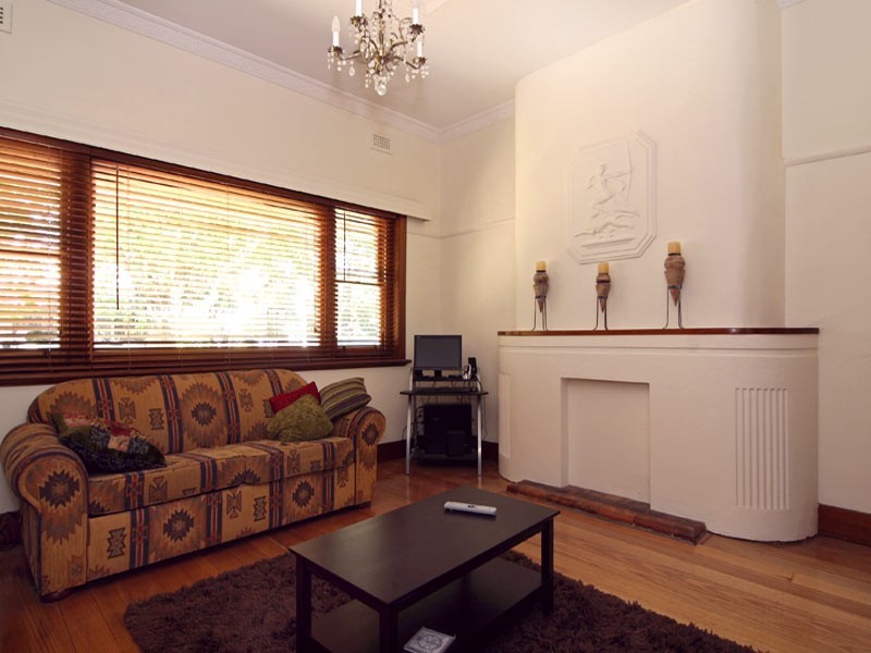 2 Marks Street, Quarry Hill VIC 3550