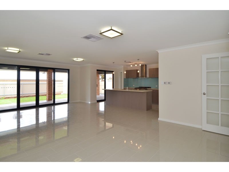 32 Tindals Crescent, Hannans WA 6430