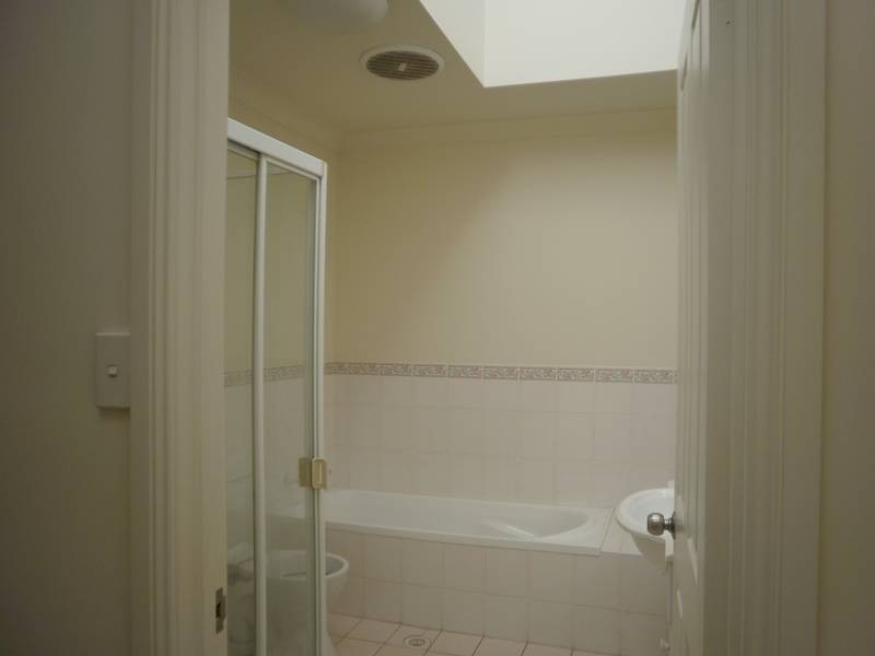 2/64 Ballendella Road, Toongabbie NSW 2146