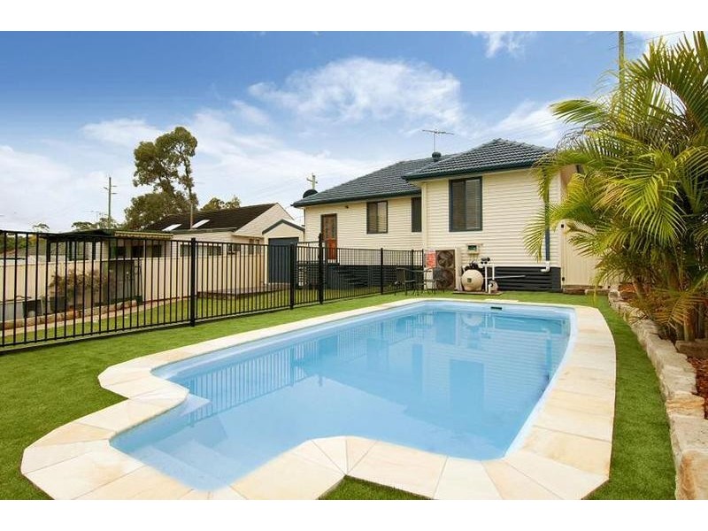 11 Glenn Ave, Northmead NSW 2152