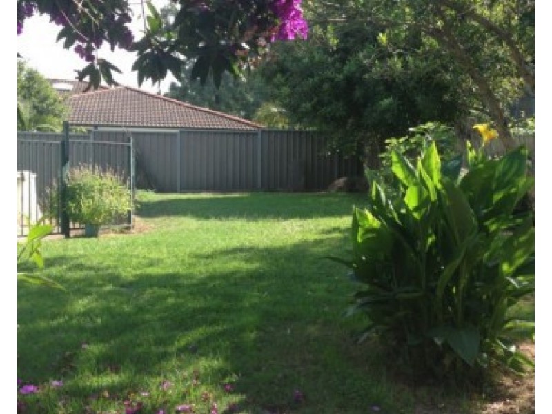 8 Binalong Road, Pendle Hill NSW 2145