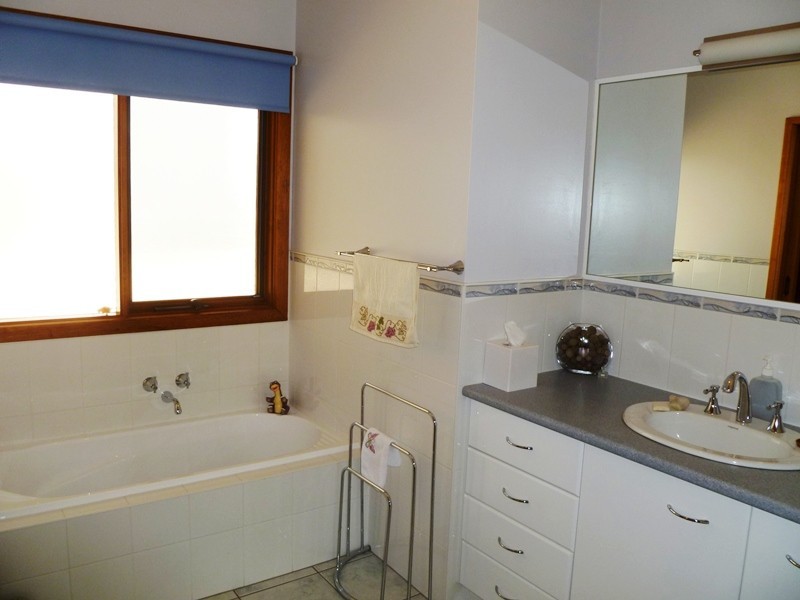 36 Grant Drive, Dooen VIC 3401