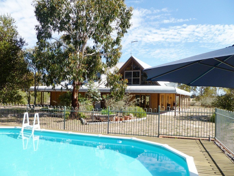 61 Laroona Drive, Quantong VIC 3401