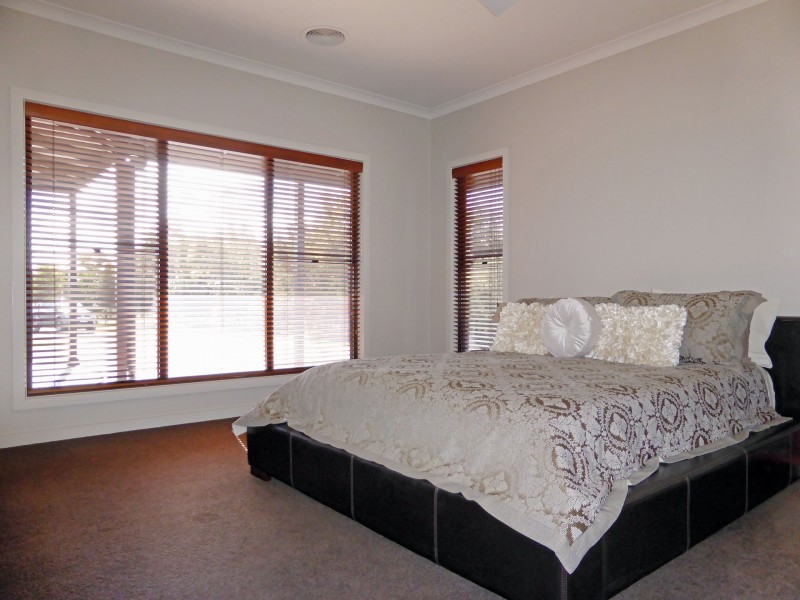 15 Blue Wren Drive, Haven VIC 3401