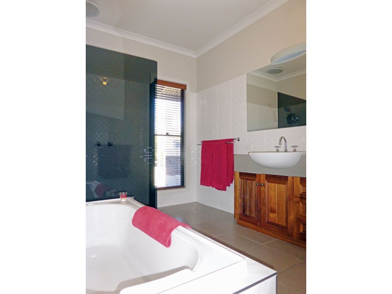 15 Blue Wren Drive, Haven VIC 3401