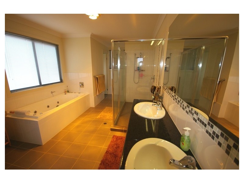 69 Spinnaker Cct, Redland Bay QLD 4165