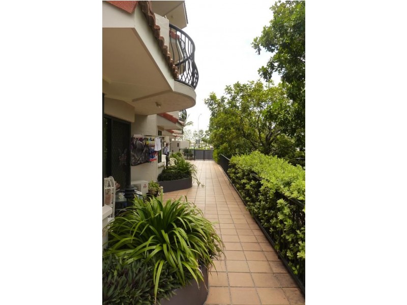 3/2 Broad St, Labrador QLD 4215