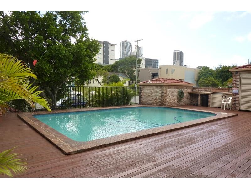 12/14 to 16 Spendelove, Southport QLD 4215