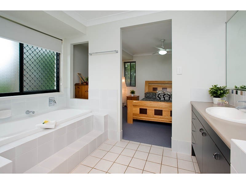 25 Trafalgar Vale Avenue, Wellington Point QLD 4160