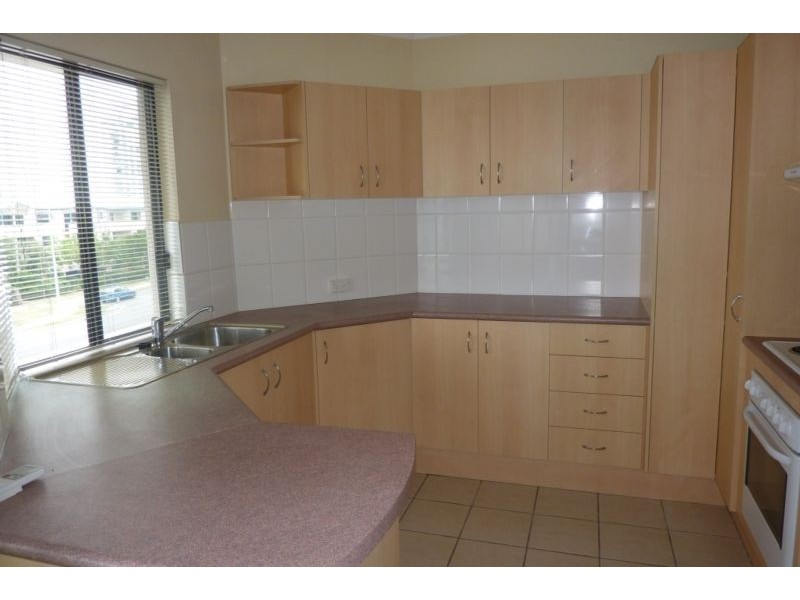 4/2 Broad St, Labrador QLD 4215