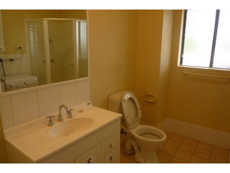 4/2 Broad St, Labrador QLD 4215