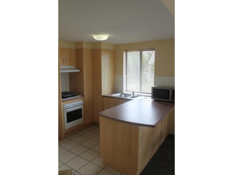 5/2 Broad St, Labrador QLD 4215