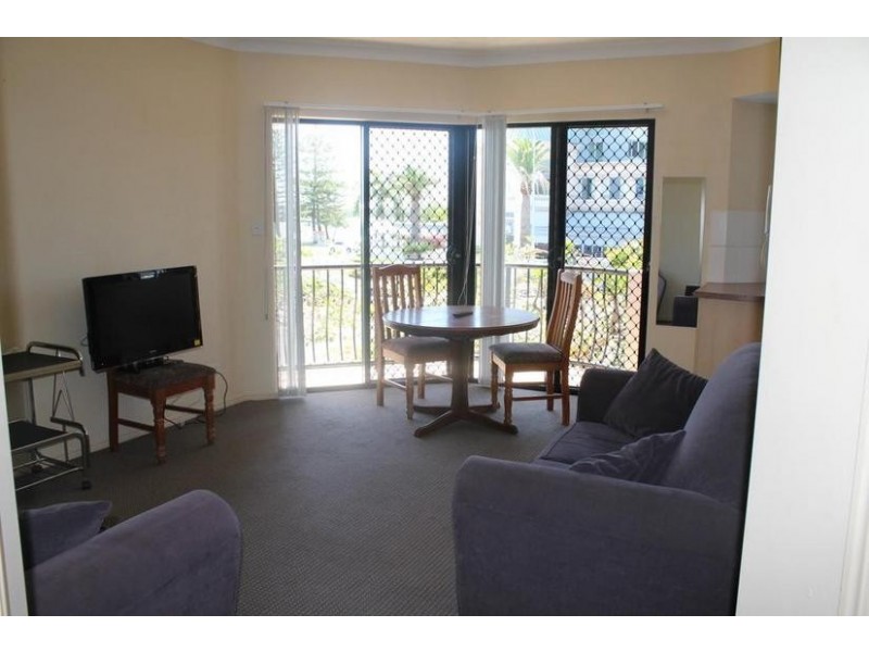 8/2 Broad St, Labrador QLD 4215