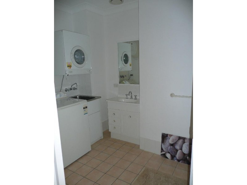 8/2 Broad St, Labrador QLD 4215