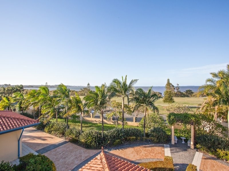 4 Commodore Drive, Birkdale QLD 4159