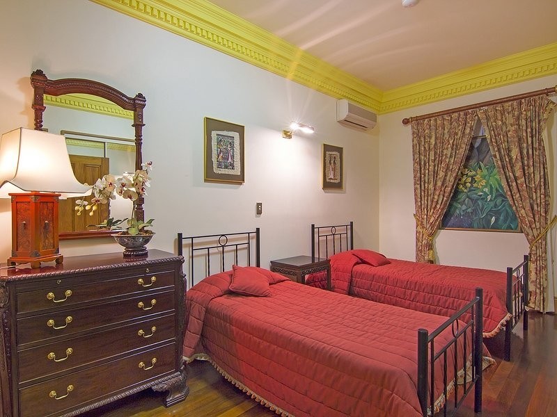 4 Commodore Drive, Birkdale QLD 4159