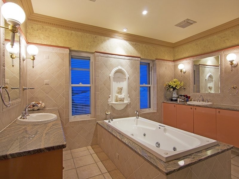 4 Commodore Drive, Birkdale QLD 4159