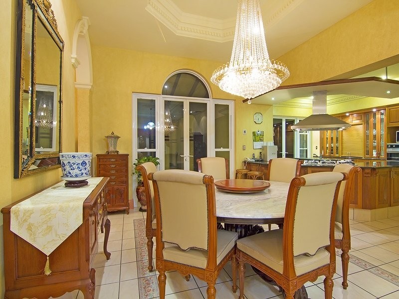 4 Commodore Drive, Birkdale QLD 4159