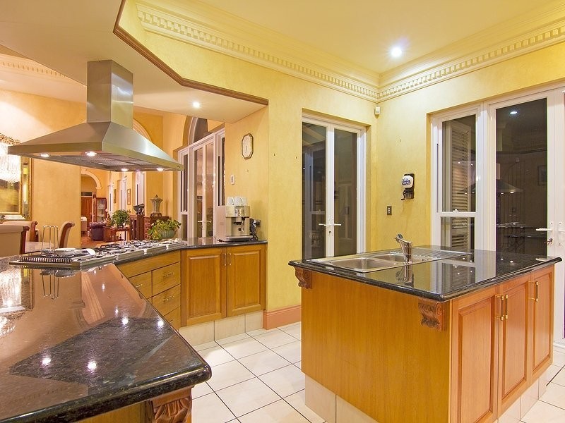 4 Commodore Drive, Birkdale QLD 4159