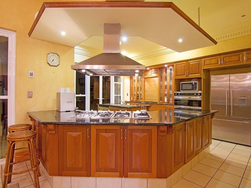 4 Commodore Drive, Birkdale QLD 4159