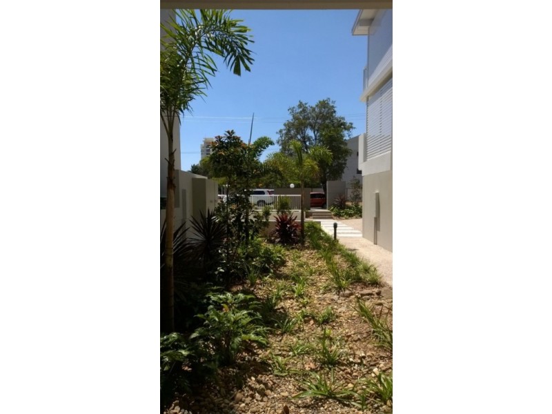 1-22/8 Ahern St, Labrador QLD 4215