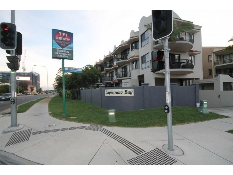 2/2 Broad st, Labrador QLD 4215