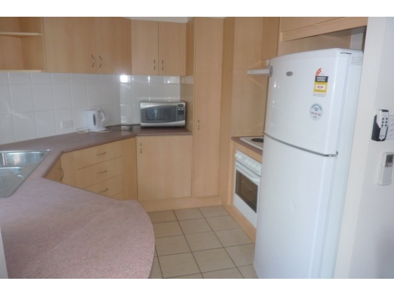 2/2 Broad st, Labrador QLD 4215