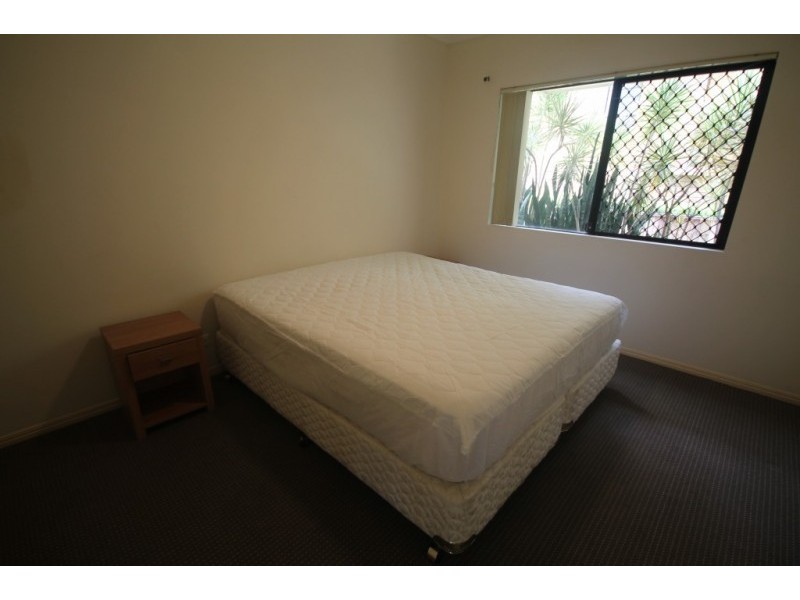 2/2 Broad st, Labrador QLD 4215