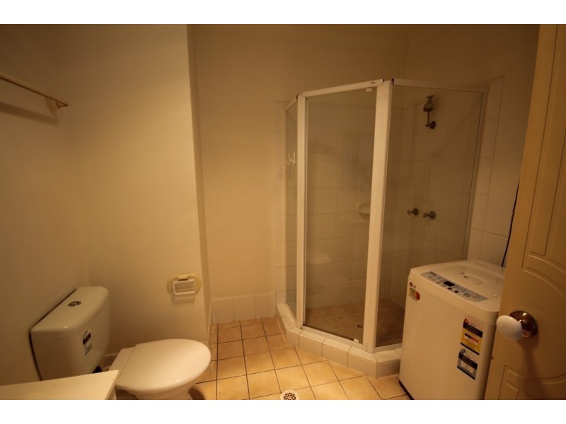 2/2 Broad st, Labrador QLD 4215