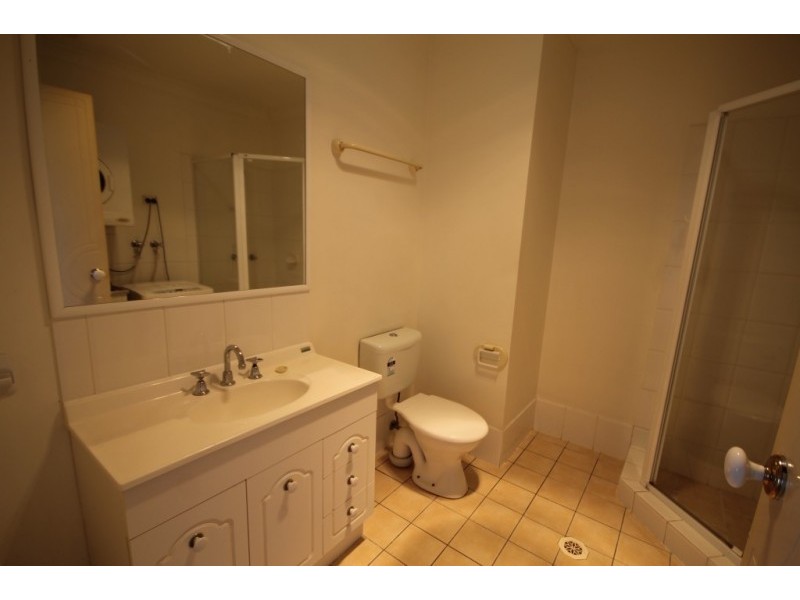 2/2 Broad st, Labrador QLD 4215