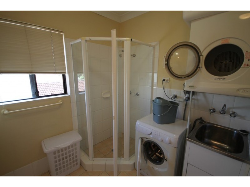 2/2 Broad st, Labrador QLD 4215