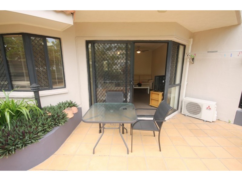 2/2 Broad st, Labrador QLD 4215